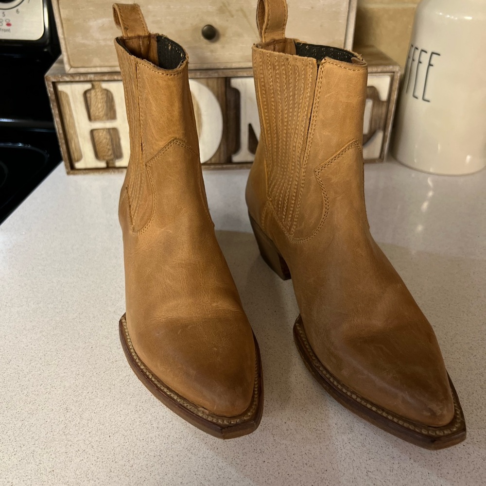 Sacha Western Chelsea Boot (Women) size 6 medium